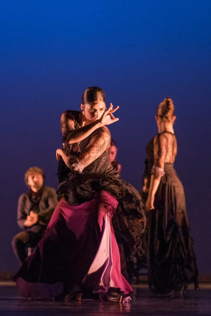 Bailaora flamenca en escena con mantón de encaje