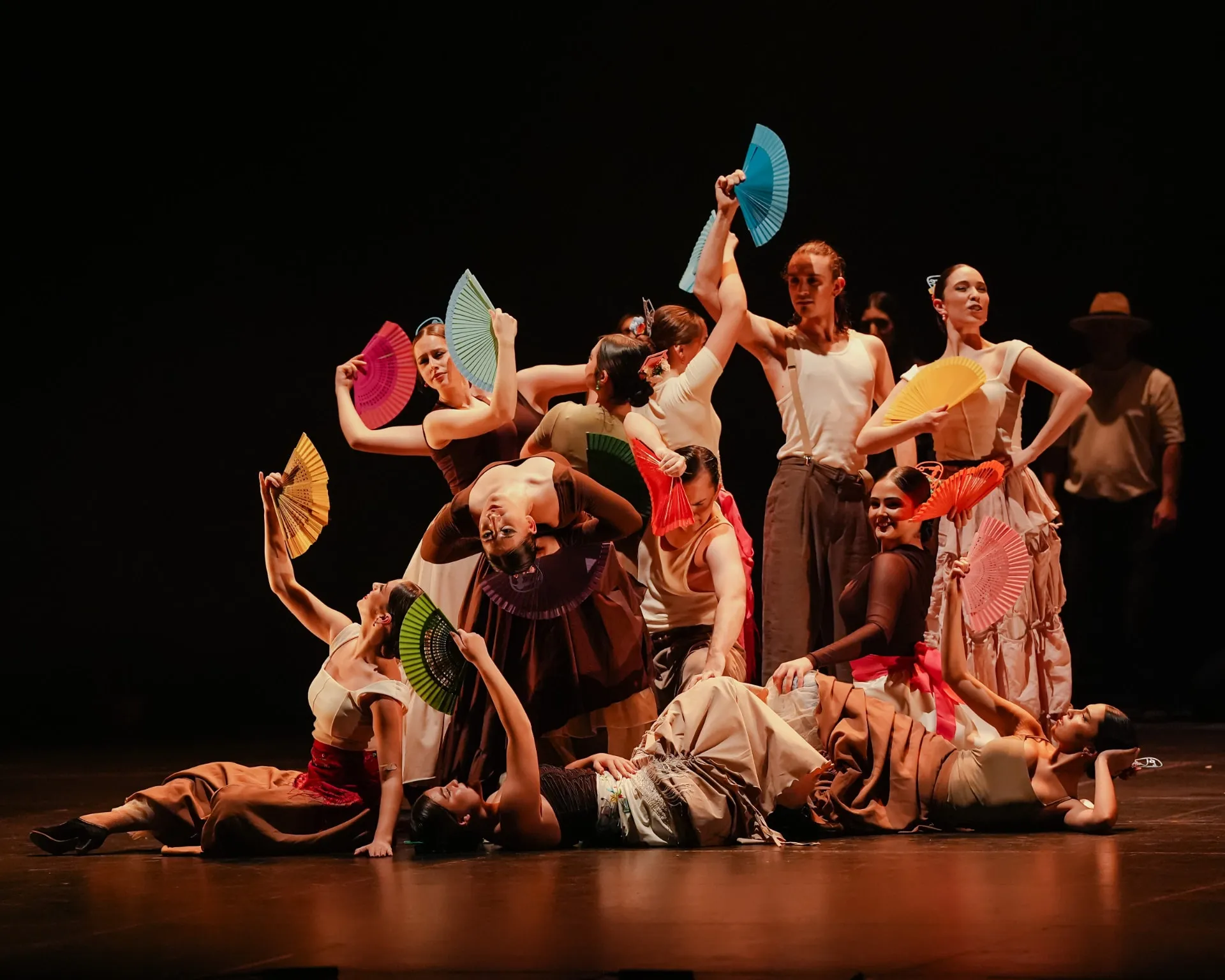 Coreografía de conjunto con abanicos de colores