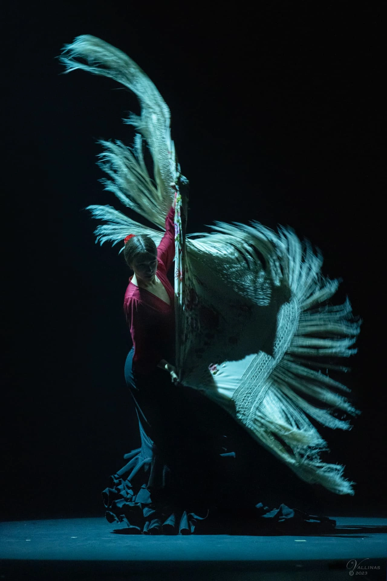 Bailaora flamenca con vestido rojo en escena