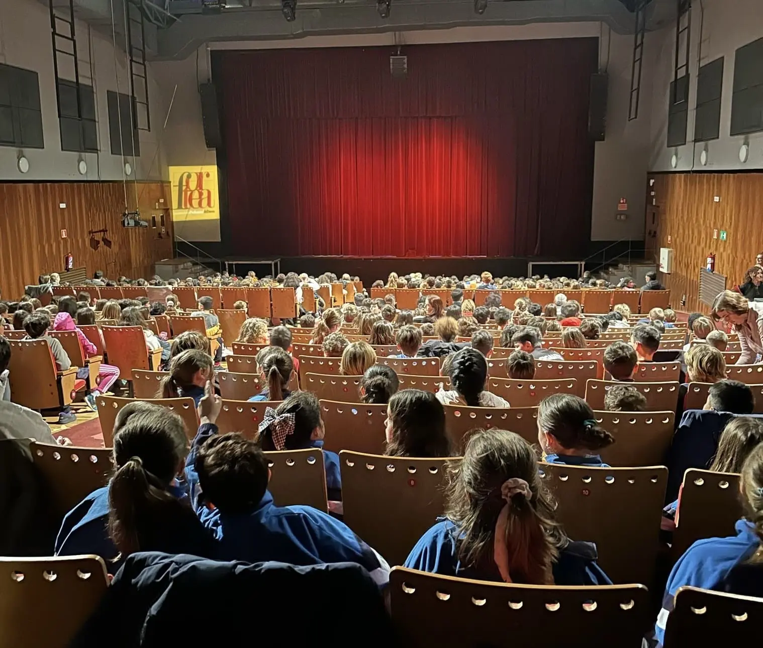 Público infantil en el teatro durante una función pedagógica en C.P.D. Fortea